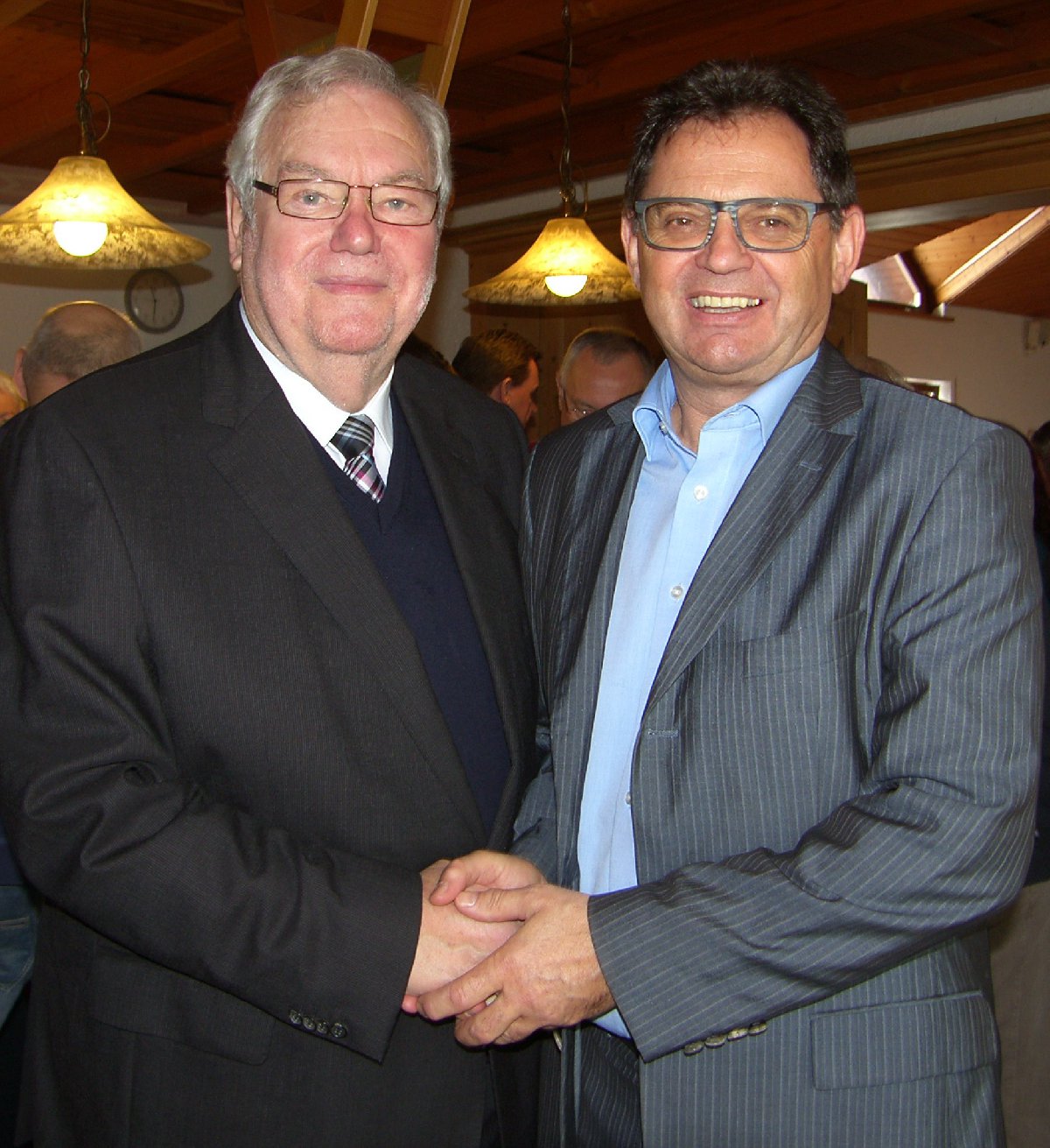 Roland Humbert (l.) und Dieter Adam. Humbert war 42 Jahre lang Mitglied des Verbandsgemeinderates für die Freie Wählergruppe Adam. Foto: Pfalz-Express/Ahme