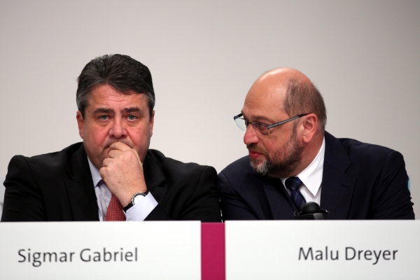 Sigmar Gabriel (li.) und - entgegen der Beschilderung - Martin Schulz und nicht Malu Dreyer.  Foto: dts Nachrichtenagentur