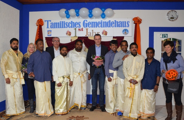 Bürgermeister Dr. Maximilian Ingenthron folgte der Einladung der tamilischen Gemeinde zum Fest anlässlich des einjährigen Bestehens ihres Gemeindehauses und begrüßte die Anwesenden mit dem tamilischen Gruß „Wanakam“. Foto: ld