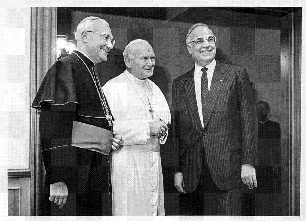 Bischof Anton Schlembach, Papst Johannes Paul II. und Bundeskanzler Helmut Kohl am 4.5.1987 in Speyer. Foto: Bettina Deuter