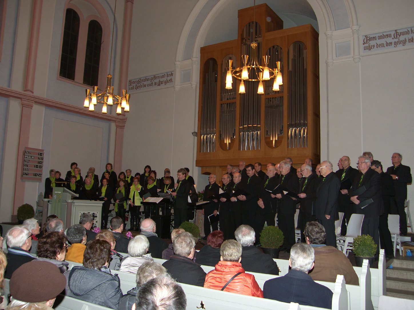 Eine ausverkaufte Kirche - ein schönes Konzert - der GV Frohsinn kann sehr zufrieden sein. Foto: Pfalz-Express/Ahme