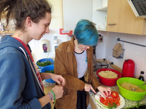 Zusammen kochen und essen - dann schmeckt es nochmal so gut. Foto: stadt-nw