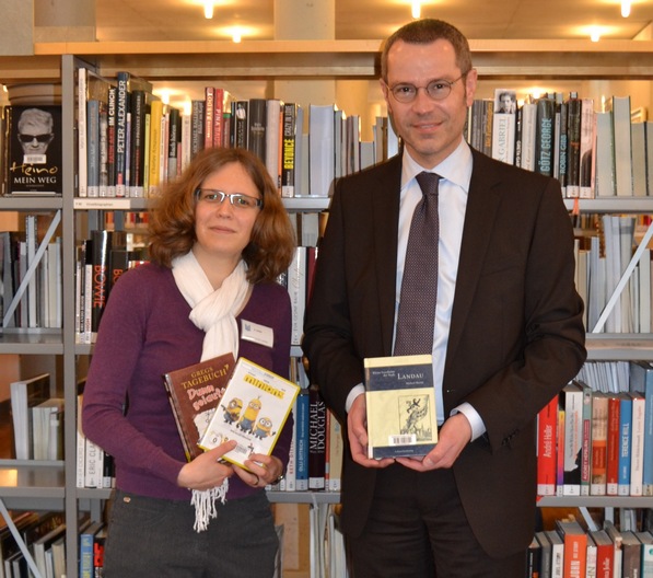 Bürgermeister und Kulturdezernent Dr. Maximilian Ingenthron stellte nun gemeinsam mit der Leiterin der Stadtbibliothek, Amelie Goller, den Bericht für das Jahr 2016 vor. Foto: ld 