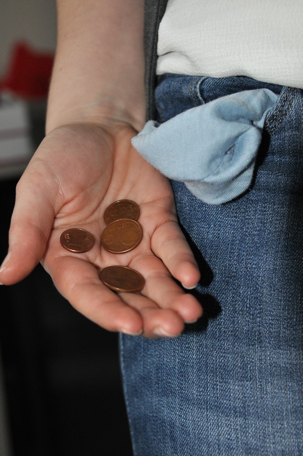 Ebbe in der Kasse? Mit Hilfe der Landauer Taschengeldbörse können Jugendliche ihr Taschengeld aufbessern. Foto: ld