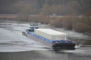 Schiff "Edda"- Lastträger bei Obrigheim. Quelle: BUND