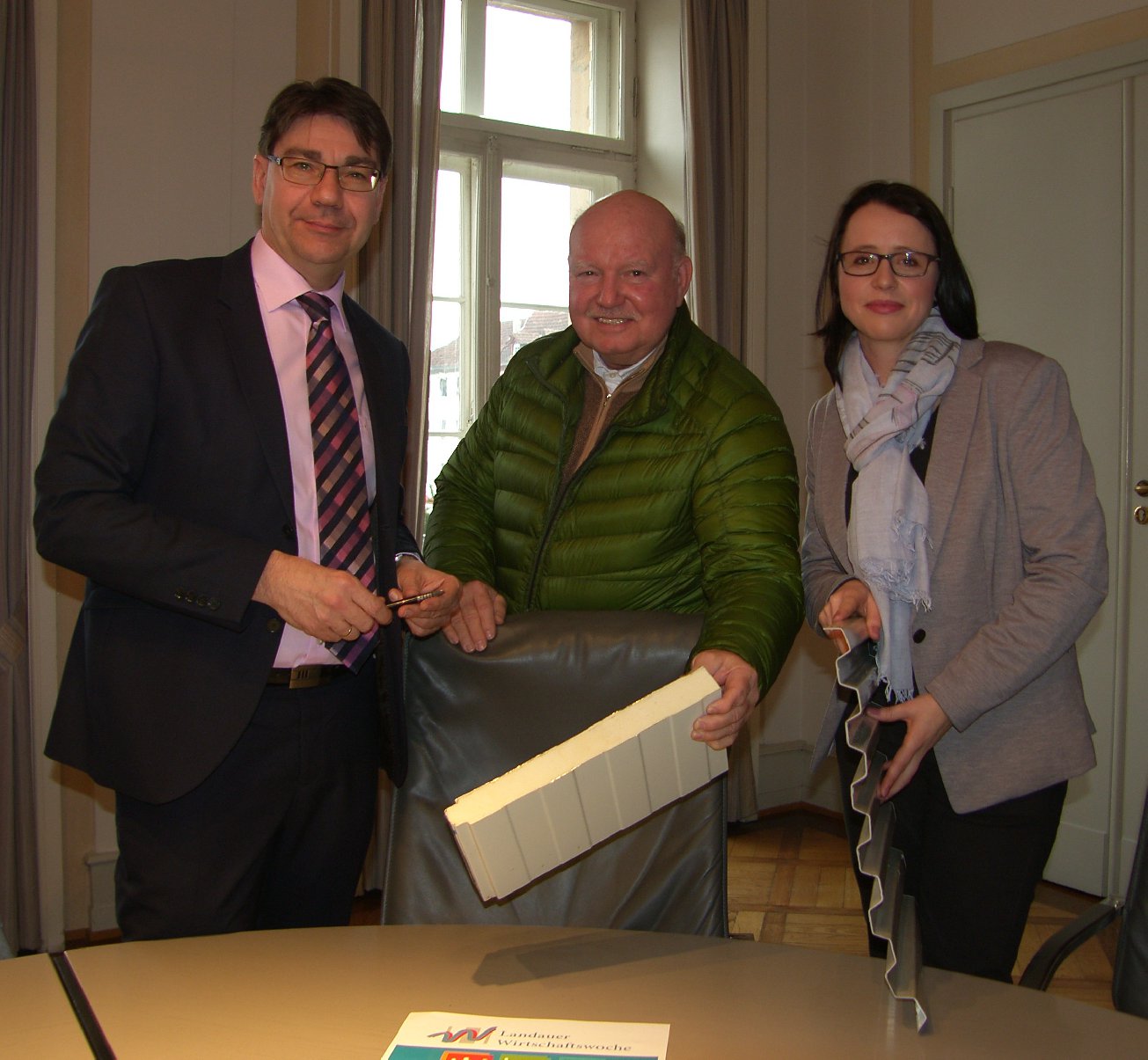 OB Hirsch und Detlef Koenitz (Mitte) zeigen die verbesserte Dämmung der neuen WIWO-Hallen; Andrea Breuer demonstriert die frühere Außenhaut. Foto: Pfalz-Express/Ahme