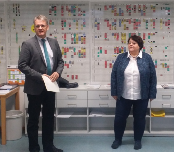 Jörg Lohmann mit der neuen Schulleiterin der BBS SÜW, Petra Reuter. Foto: Pfalz-Express/Ahme