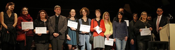 Bei einer Weigel-Veranstaltung im Herrenhof erhielten die Vertreter von Schulen und Kita ihren Teil des Erlöses. Foto: red