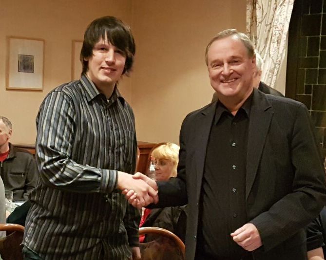 Wahlleiter Andreas Bleck gratuliert Dr. Wildberg zu seinem Wahlerfolg. Foto: red