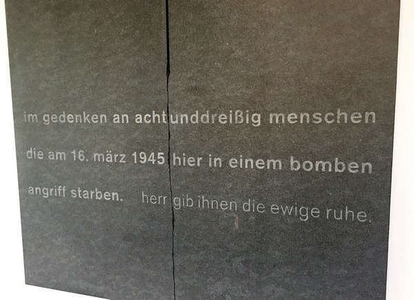 Eine Gedenktafel im Kreuzgang der Pfarrei Heilig Kreuz erinnert an die Menschen, die beim Bombenangriff auf die Stadt Landau am 16. März 1945 dort den Tod fanden. Foto: ld