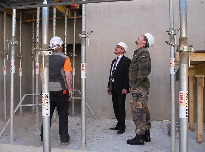 Bürgermeister  Schaile (Mitte) und Kommandeur Olboeter besichtigen die baulichen Fortschritte. Foto: Stadt GER