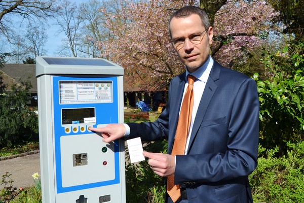 Bürgermeister Dr. Maximilian Ingenthron zieht den ersten „Schillerparkschein“. Der Schein berechtigt künftig zur Nutzung des Schillerparks. Ein Tagesticket kostet 2,50 Euro. Foto: ld