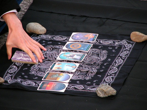 Tarot-karten gibt es schon lange und gelten nach wie vor als Blick in die Zukunft. Foto: Flickr Tarot reader Chris Gladis CC BY 2.0 Bestimmte Rechte vorbehalten