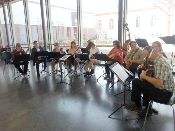 ...das Mandolinenorchester Rhodt nach Mainz eingeladen. Fotos: red
