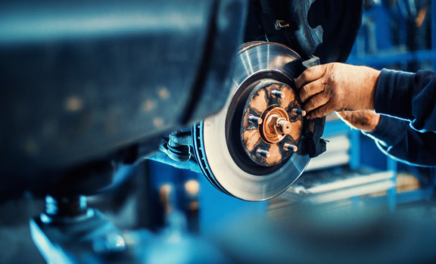 Wer geschickt ist, kann einiges bei der Autoreparatur selbst erledigen. Foto: © istock.com/gilaxia