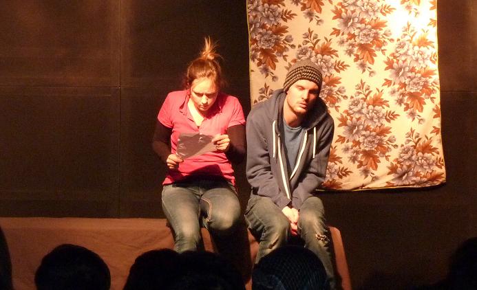 Flüchtling Daniel und Marie müssen kulturelle Barrieren überwinden und Vorurteilen begegnen.
