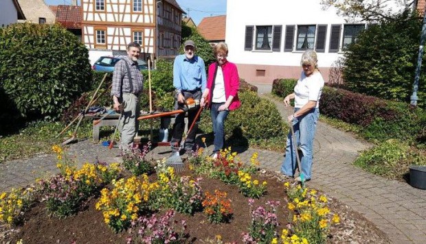 Projektgruppe „Grünzeug und Bachpflege“ bei der Arbeit. Foto: über Stadt Hagenbach