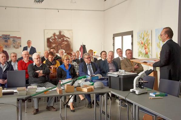 Landrat Dr. Fritz Brechtel, selbst promovierter Biologe, (re.) stellte das Equipment vor. Foto: Franz Gschwind