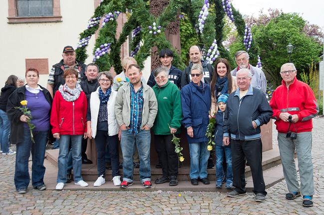 Ein Teil der Helfer vor der Osterkrone. Fotos: v. privat