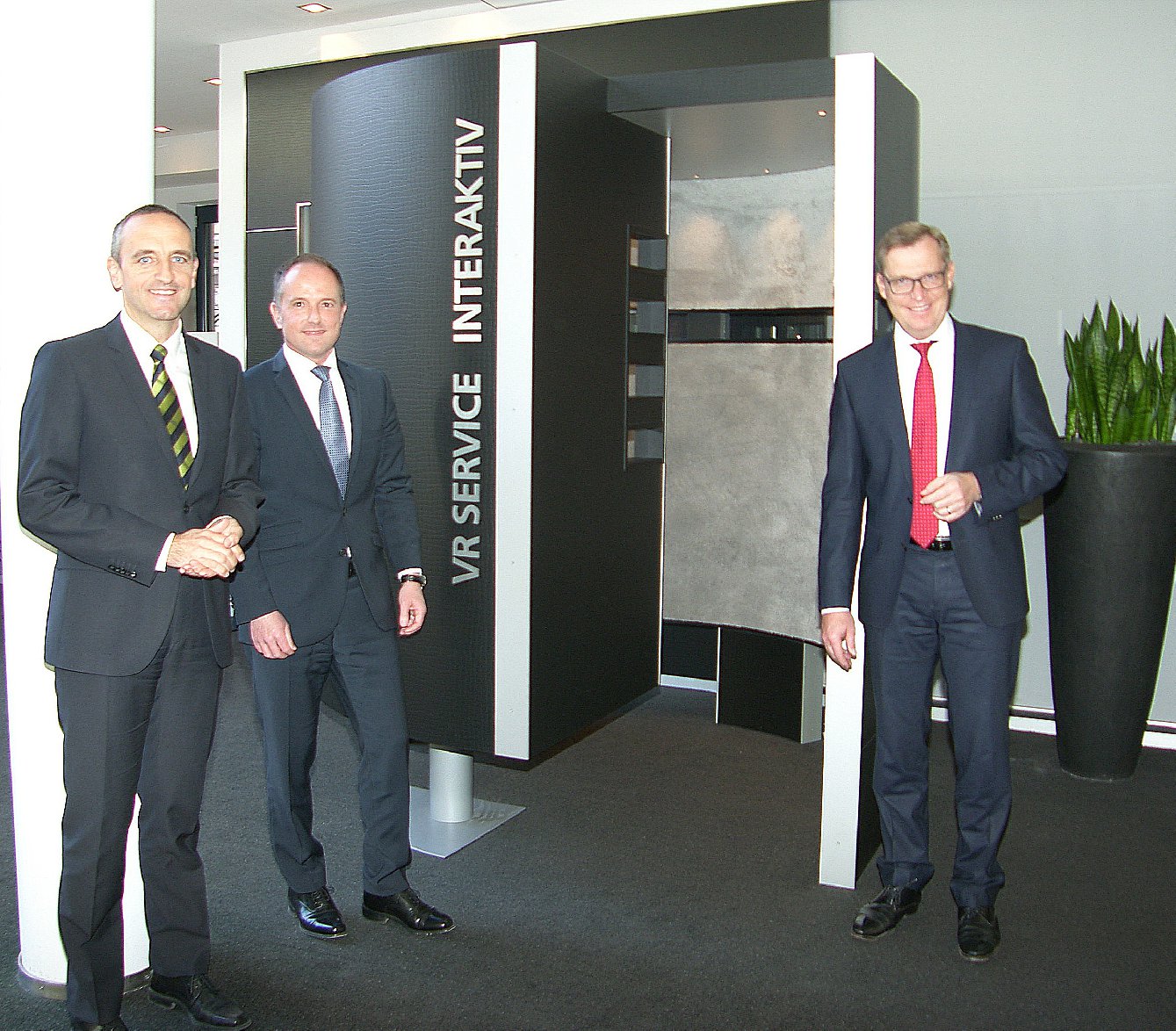 Christoph Ochs, Clifford Jordan und Jürgen Büchler (v.r.) präsentieren eine SISy-Kabine in der Hauptgeschäftsstelle in Landau. Foto: Pfalz-Express/Ahme