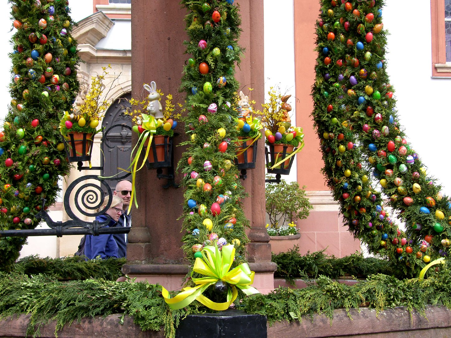 Sieht wieder wunderschön aus: der Edenkobener Osterbrunnen. Foto: Pfalz-Express/Ahme