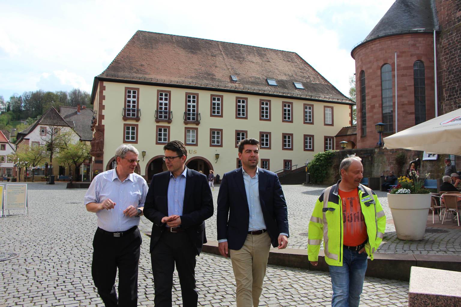 Thomas Wollenweber, Torsten Blnak und Thomas Hitschler (v.l) bei ihrem Stadtrundgang: "Annweiler muss entlastet werden". Foto: red