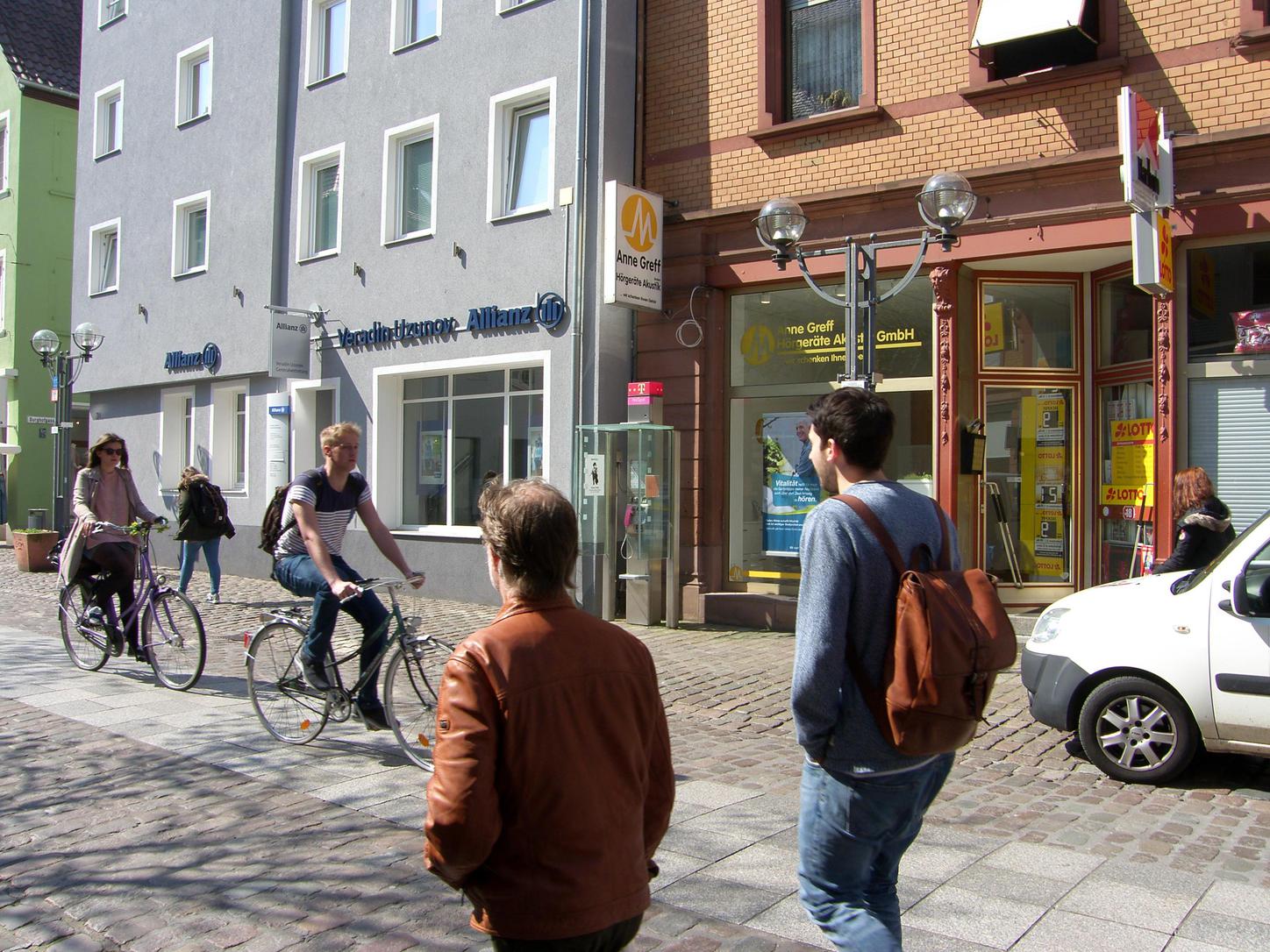 Radfahrer in der Fußgängerzone. Die Meisten fahren gesittet, Andere gefährden auch schon mal Fußgänger. Foto: Pfalz-Express/Ahme