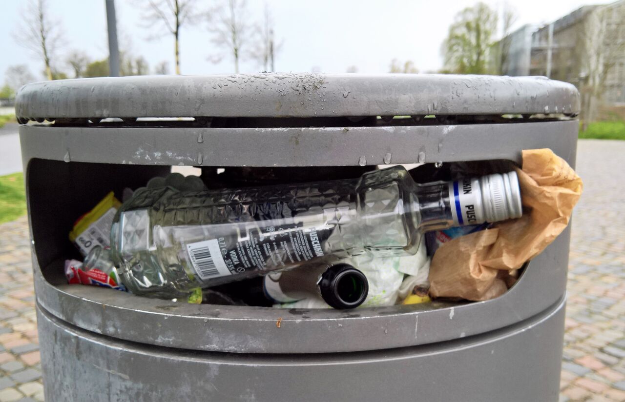 Die Mülleimer quillen über. Auch die eine oder andere Wodkaflasche ist dabei. Foto: privat
