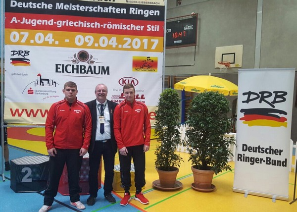 Karl Kuntz, Präsident des Pfälzischen Ringerverbands freut sich mit seinen erfolgreichen Ringern. Foto: red