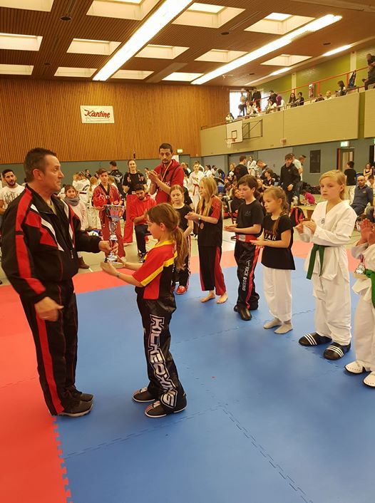 Emilia nimmt ihre Medaille entgegen. Foto: privat