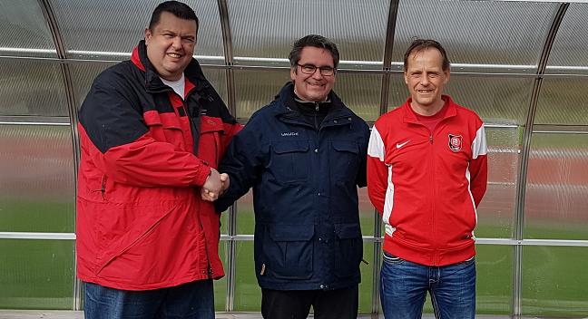 Thomas Hofmann, Vorstand FC Phönix Bellheim, Thorsten Metz und Jochen Wambsganss, Vorstand Jugendförderverein. Foto: v. privat 