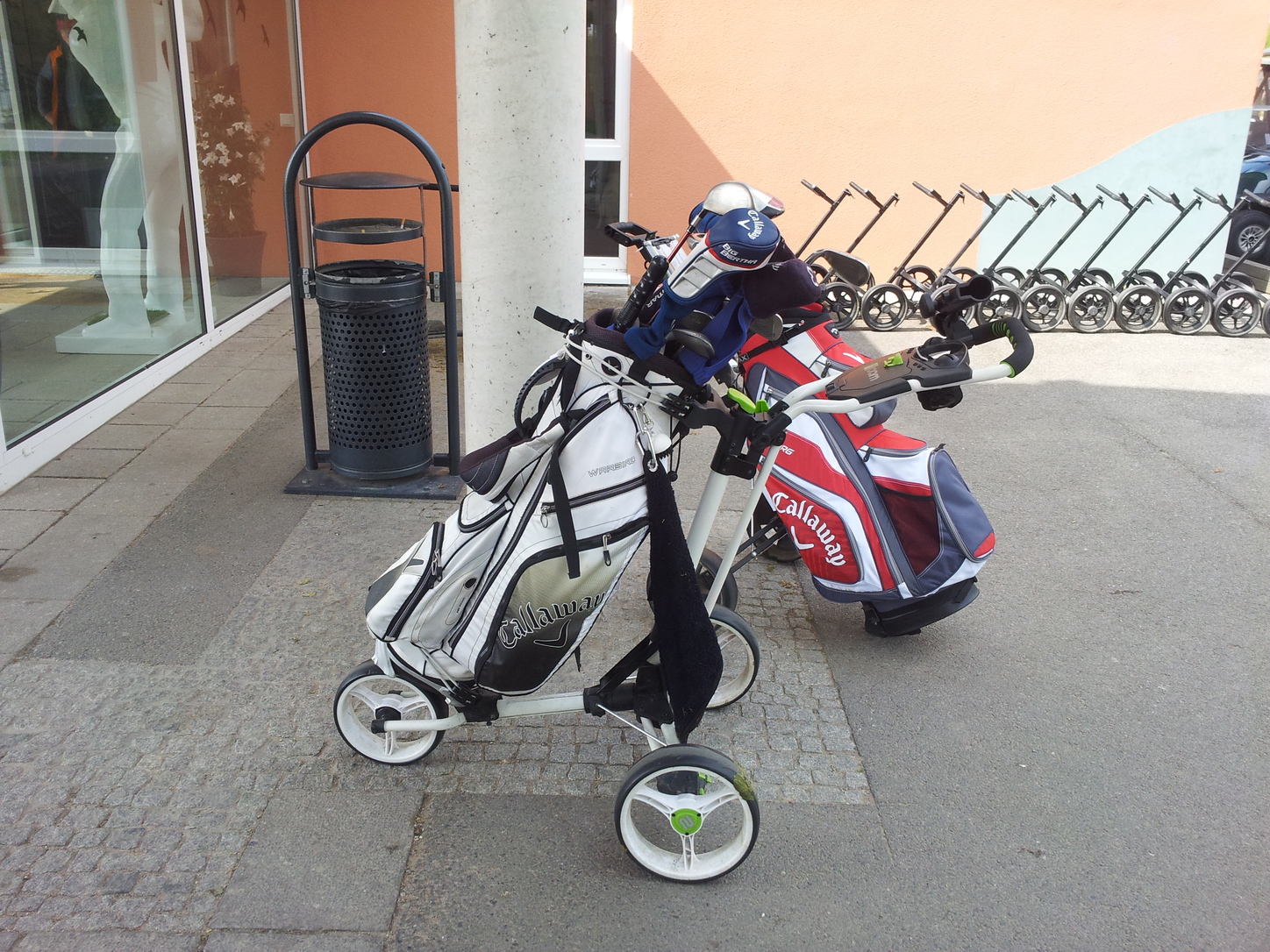 Golf-Caddys warten auf ihren Einsatz. Foto: Pfalz-Express/Ahme