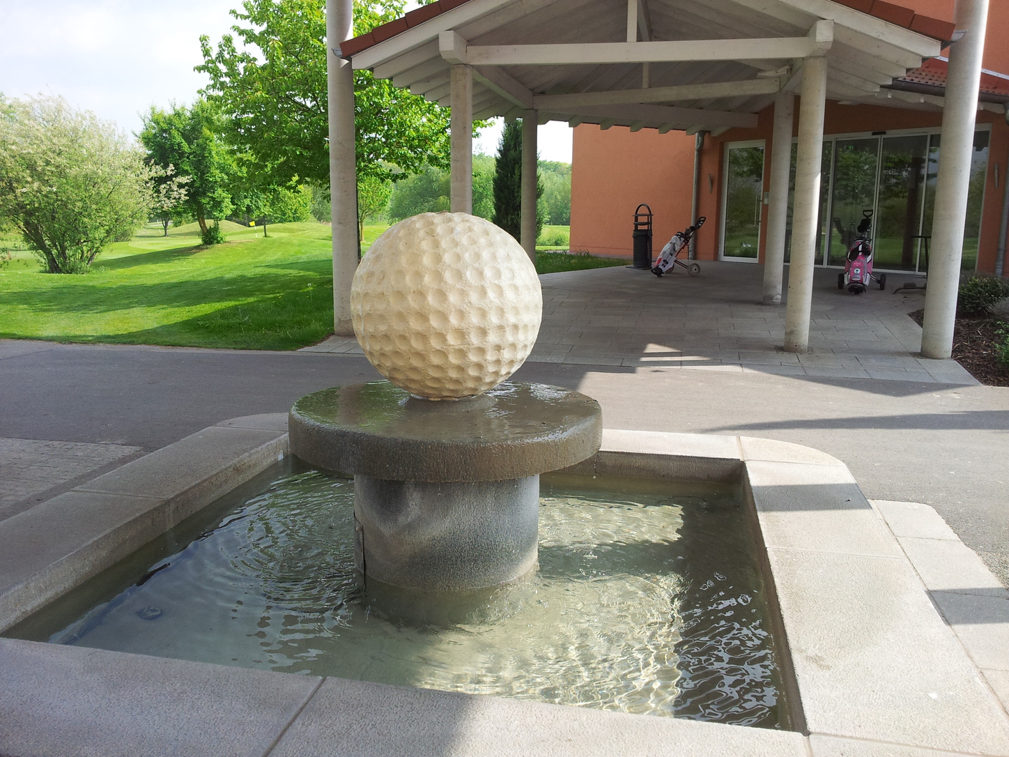 Ganz so groß ist ein Golfball natürlich nicht. Foto: Pfalz-Express/Ahme