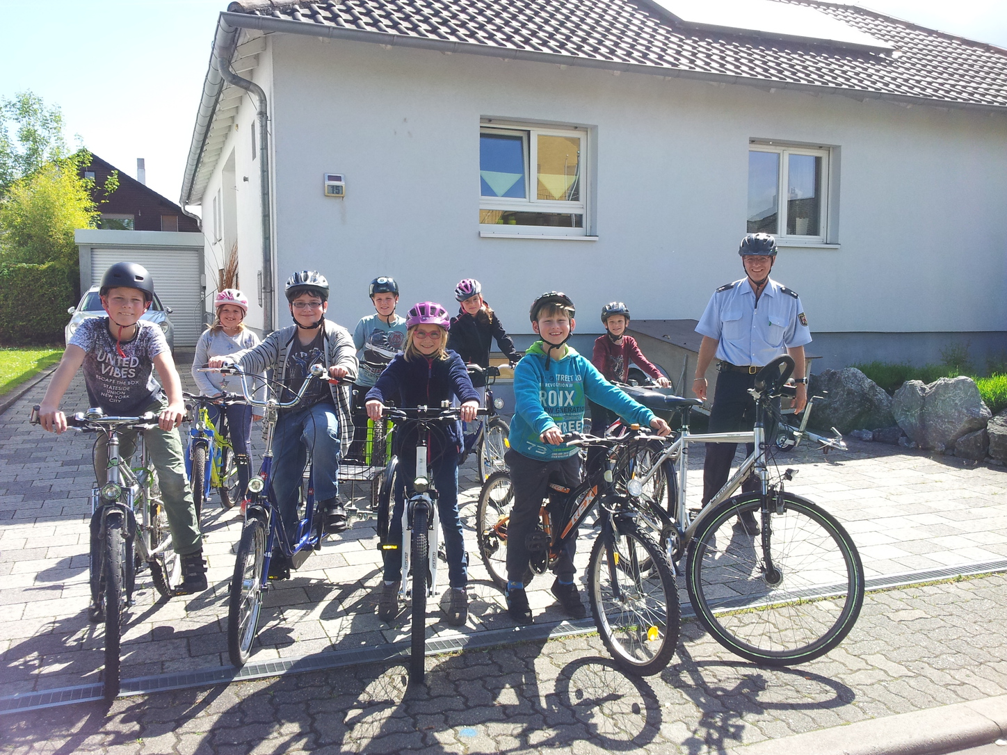 Verkehrssicherheitsberater Michael Rößler und seine Fahrradschüler der Grundschule Zeiskam. Foto: Pfalz-Express/Ahme