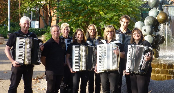 Das Akkordeon-Ensemble der Kreismusikschule unter der Leitung von Christiane Eschbacher (re.) Foto: red