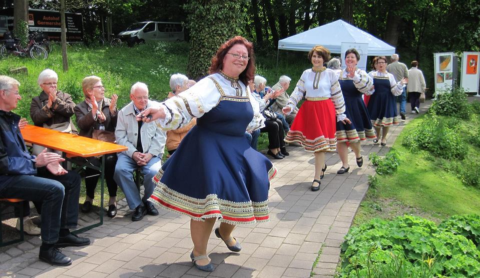 Tanzvorführung am Schwanenweiher. Fotos: Stadt Germersheim