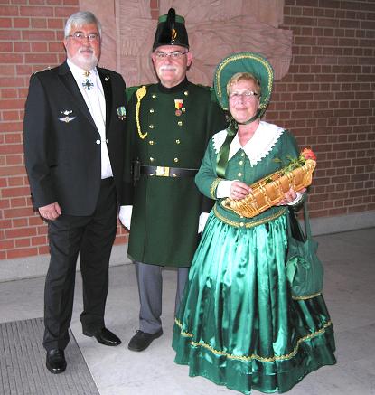 Biedermeier-Kleid und Uniform bei der Historischen Bürgerwehr Karlsruhe.