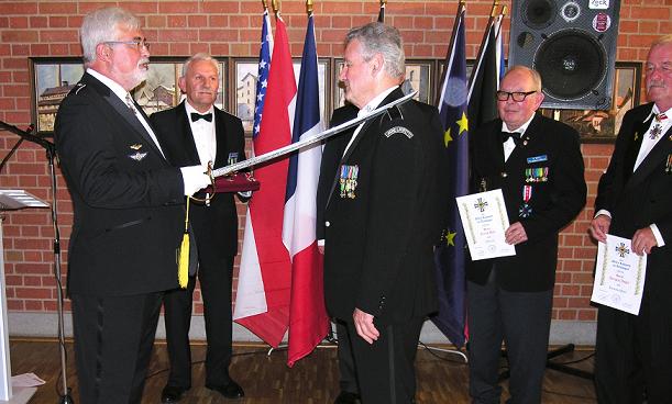 Präsident Hans Kudis erteilt den Ritterschlag.