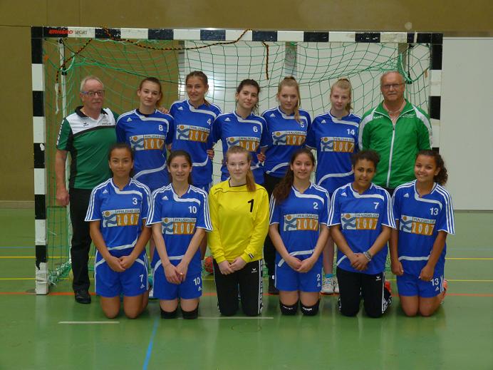 Im Bild stehend von links: Trainer Günter Zapf, Hannah Rudolph, Mia Gieske, Alissa Seifert, Mia Mosch, Ivana Poljak, Torwarttrainer Lothar Klein, knieend von links: Melissa Saktan-Muniz, Anne Schlachter, Isabell Becker, Evi Schlachter, Queren Scholtes, Yasmin Saktan-Muniz .