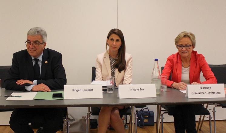 V.li.: Innenminister Roger Lewentz, SPD-Landratskandidatin Nicole Zor, Abgeordnete Barbara Schleicher-Rothmund. Fotos: Pfalz-Express/Licht