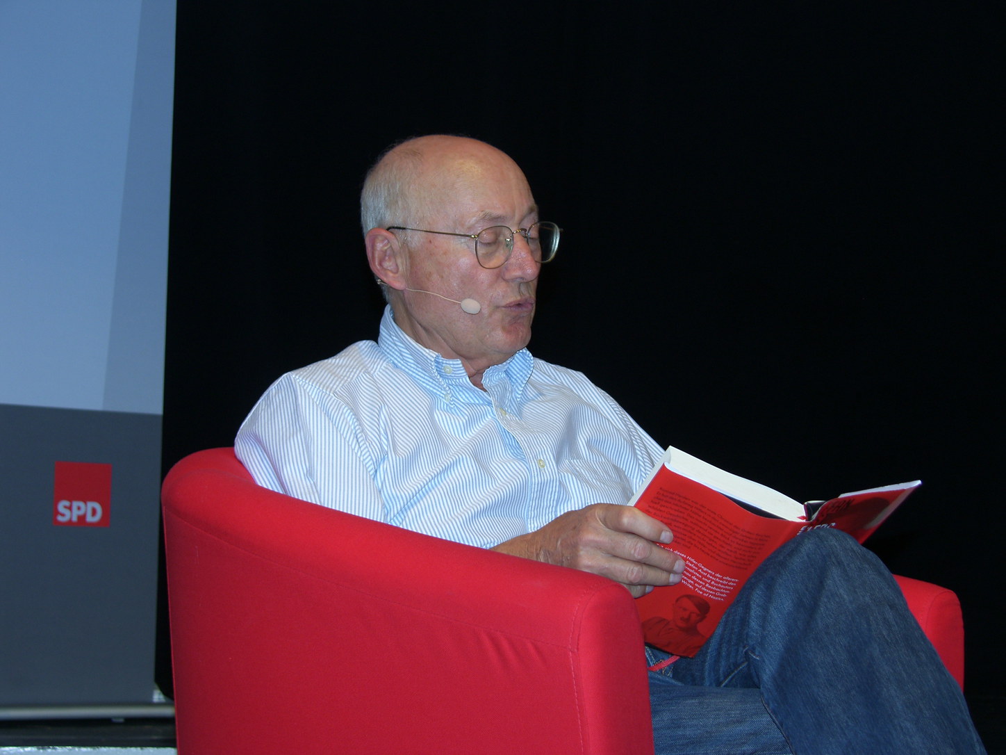 Stefan Aus liest aus seinem neuen Buch. Foto: Pfalz-Express/Ahme