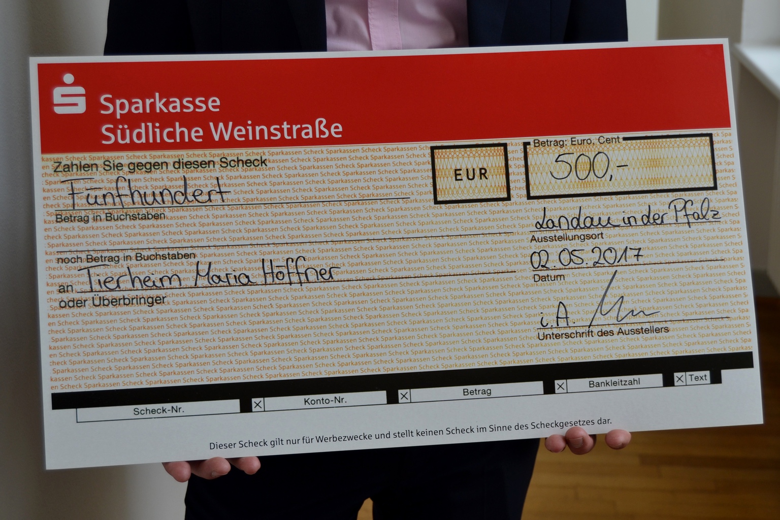 Oberbürgermeister Thomas Hirsch hat dem Tierheim Maria Höffner eine Spende in Höhe von 500 Euro aus Mitteln der Sparkassenstiftung zugesagt. Foto: ld