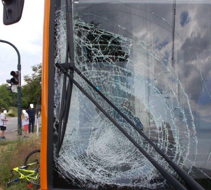 Der Radfahrer kollidierte mit der Straßenbahn und wurde schwer verletzt. Foto: pol düw