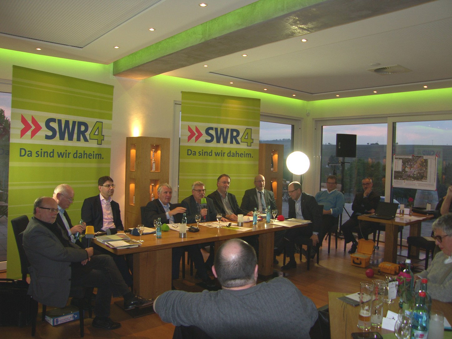 Sendung des SWR 4 im Weingut Vögeli: pro und contra auf dem Podium. Foto: Pfalz-Express/Ahme