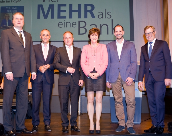 Der Vorstand und der Aufsichtsratsvorsitzende der VR Bank Südpfalz begrüßen Andrea Jung (Dritte von rechts) und Markus Reichling (Zweiter von rechts) neu im Aufsichtsrat der Bank. Foto: red