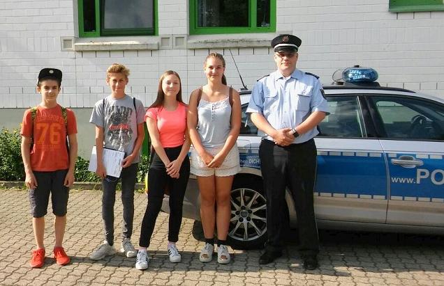 Auch der Polizei (hier mit Polizeihauptkommissar Oliver Link) stattete eine Gruppe einen besuch ab. Foto: v. privat