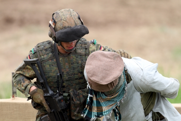 Soldat übt Festnahme. Foto: dts Nachrichtenagentur