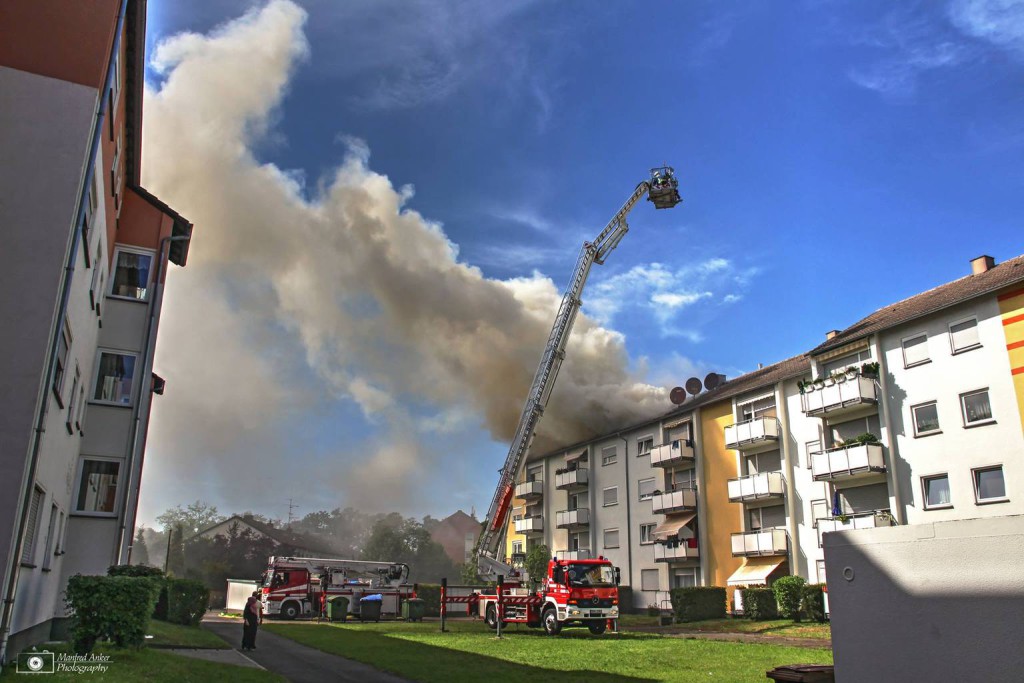Am 13. Juni brach im Dachgeschoss des Mehrfamilienhauses ein Feuer aus. Foto: Manfred Anker