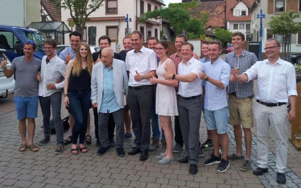 Der strahlende Sieger Dietmar Seefeld (Mitte) mit Gratulanten Heiner geißler, Marcus Ehrgott und Mitgliedern der Jungen Union. Foto: Pfalz-Express