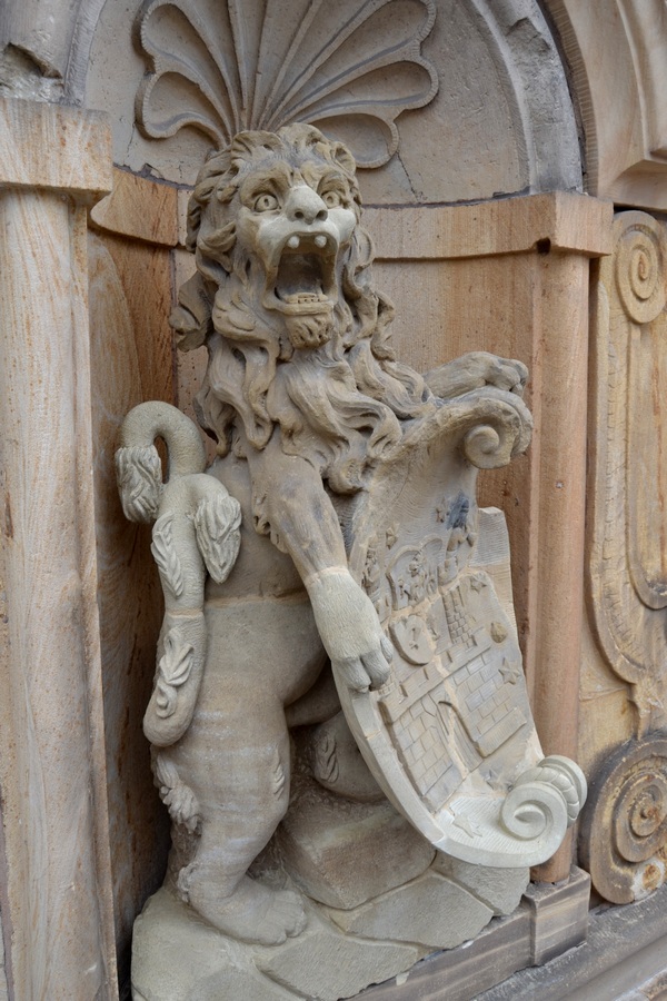 Stolzes Tier: Das Abbild eines bayrischen Löwen mit Landauer Stadtwappen in den Pfoten zierte lange Jahre das Stadtmuseum in der Königstraße, bevor es im II. Weltkrieg eingelagert wurde. Nun kehrte die Statue an ihren angestammten Platz am heutigen Stadtbauamt zurück. Foto: ld